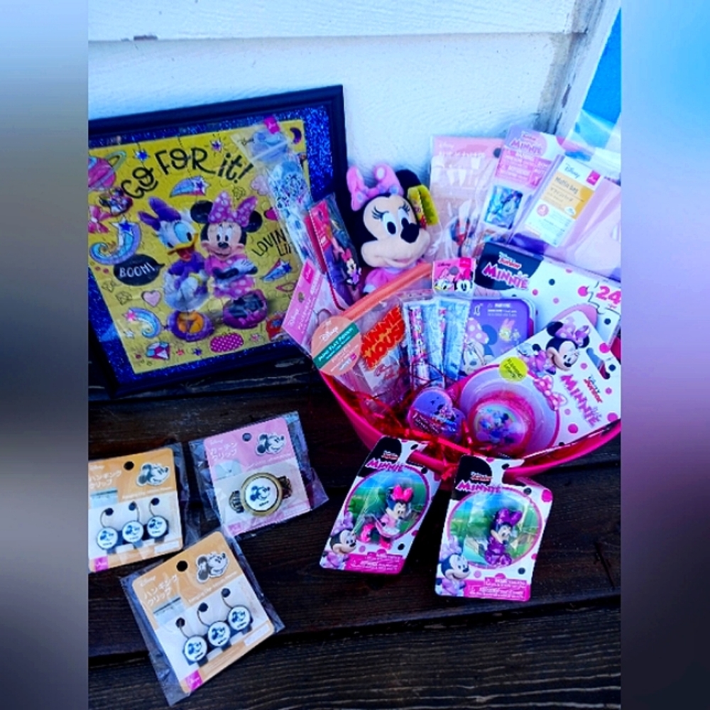 NWT Disney minnie mouse & friends gift basket,& puzzel picture frame decor